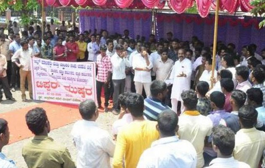 Truck owners and operators association members staged a protest in front of Udupi DC offic,  demanding the GPS installations mandatory in trucks.